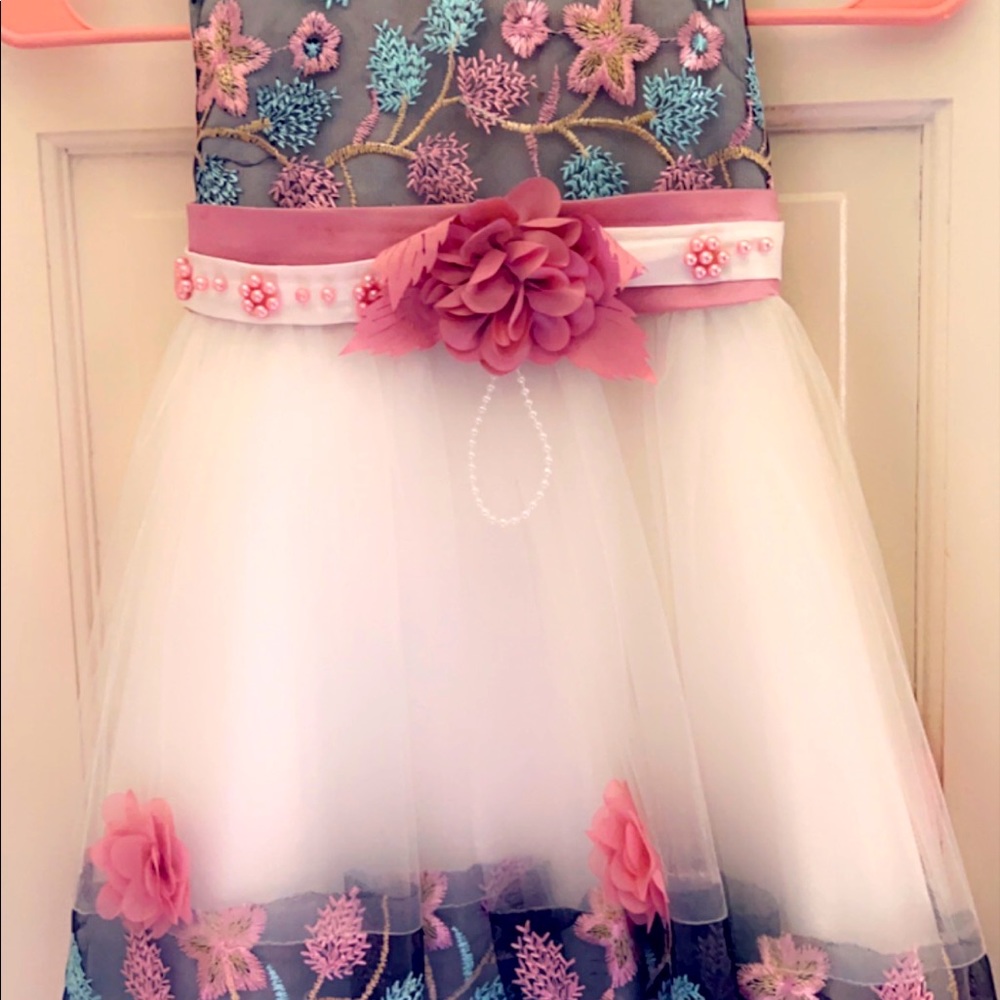 Really cute floral party dress. Only worn once for a “tea party.”